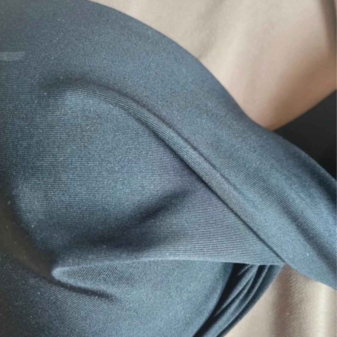 Svart twistad bikiniöverdel - 3