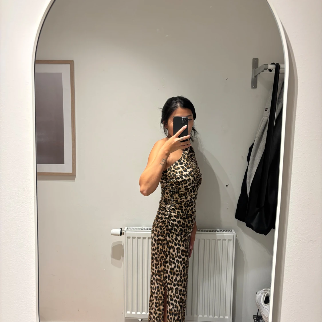 Leopardmönstrad oneshoulder långklänning - 2