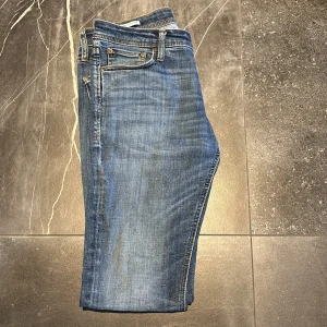 Blå skinny jeans Skinny Fit Liam 31/32 - Snygga blå jeans i skinny fit-modell från Skinny Fit Liam. Klassisk femficksdesign, smal passform hela vägen ner och coola slitningar för en avslappnad look. Perfekta för dig som gillar tajta jeans med modern känsla. Storlek 31/32. Pris kan diskuterar