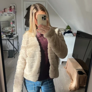 Gosig jacka - Gosig jacka från gina tricot💗Så mysig till hösten storlek m men skulle säga xs/s