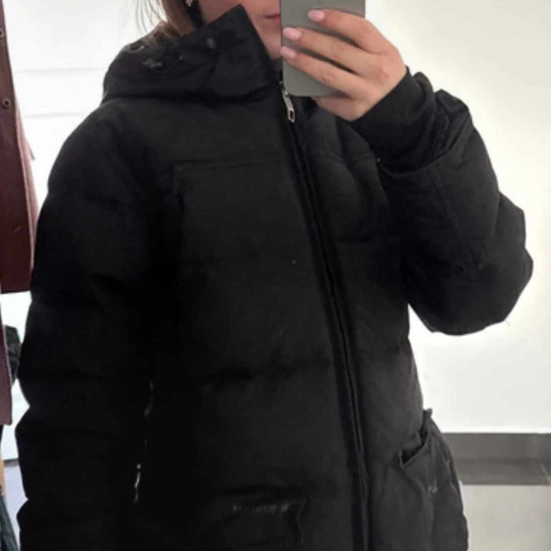 Svart pufferjacka med huva - 1