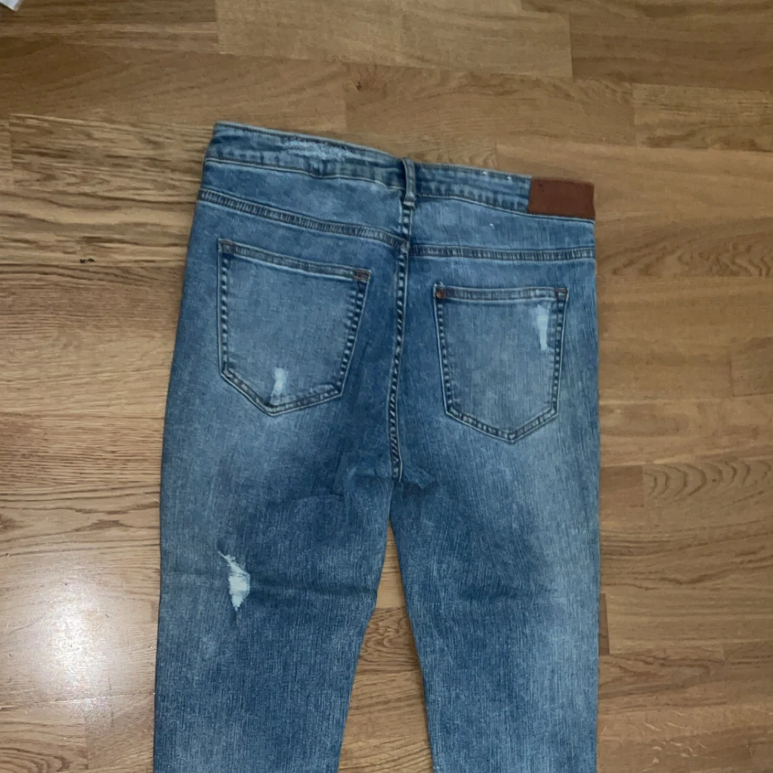 Blå slitna skinny jeans från H&M - 1