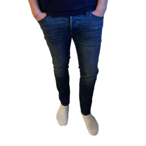 Jack & Jones slim straight Tim jeans blå W29 - Snygga blå Jack & Jones slim straight Tim jeans med slim passform i storlek 29/32 (W29). Jeansen har en mörk tvätt. Feta jeans som sitter skönt mot benen.