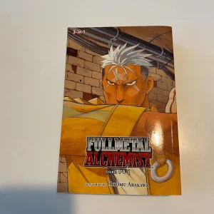 Fullmetal Alchemist 3-in-1 Volumes 4-5-6 - Fullmetal Alchemist 3-in-1 samlar volymerna 4, 5 och 6 av den populära mangan. Följ bröderna Elric i deras episka äventyr fyllda av action, mystik och alkemisk magi. Perfekt för dig som gillar spännande berättelser och coola illustrationer!