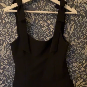 super snygg Zara topp 💗 - säljer denna jätte snygga Zara toppen i storlek M då den dels inte kommer till användning och är lite för stor 💗 skriv för bättre bilder eller om frågor 💗