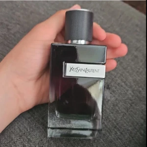 Yves Saint Laurent Y EdP - Tjena! Säljer ett riktigt trevlig parfym från Ysl! Riktigt hypad av en anledning. Säljer åt en kompis, så om du e intresserad kolla in Olle11_B