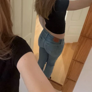 Levi's 715 Bootcut ljusblå jeans - Säljer ett par lågmidjade Levi's 715 Bootcut jeans i ljusblå tvätt. Jag är 167 och de passar mig bra. De har lite defekter, ett hål i bakfickan (se bilderna) och sedan lite slitna längst ner (se också bilderna). Det är inget som stör.