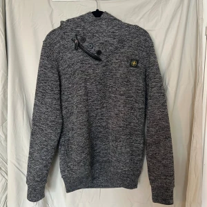Stone Island Hoodie - Riktigt snygg Stone Island hoodie i storlek S, fint skick lite skadad vid dragkedjan men inget som märks eller påverkar användningen.