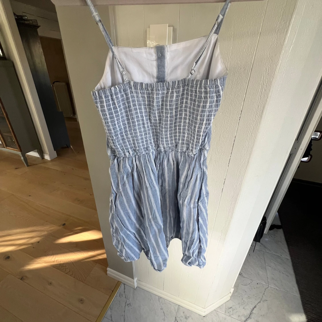 Blåvit randig sommarklänning med knappar - 1