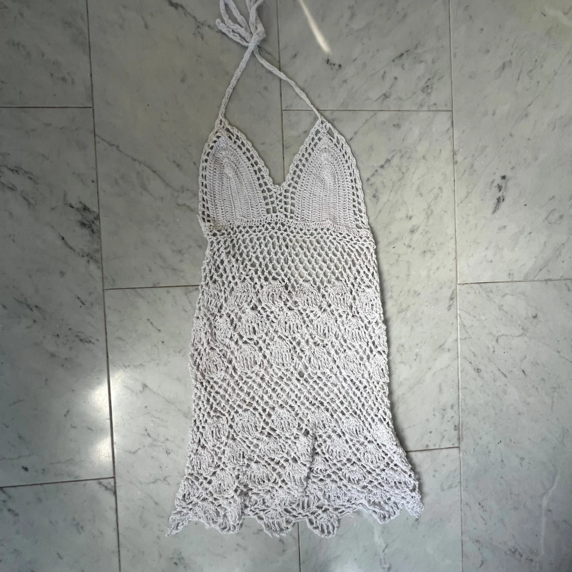 Vit virkad kortklänning med halterneck - 2