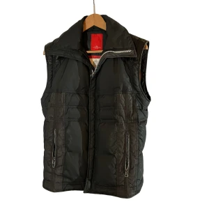 J. lindeberg väst - j lindeberg väst som är riktigt varm och bra nu för hösten. storlek s passar personer som är runt 180cm långa 