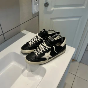 Golden goose sneakers  - Ett par riktigt feta golden goose sneakers i färgen svart. Helt defektfira och äkta såklart! Pris går att diskutera, hör av dig vid minsta lilla fundering🤩