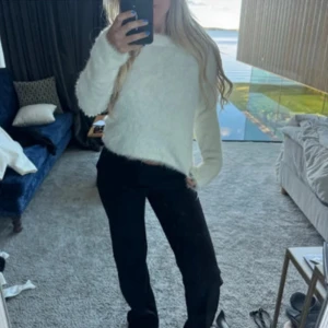 Vit fluffig tröja - Säljer en supermjuk och fluffig vit tröja. Använd men ändå bra skick. Nypris vet ej. Om du har någon fundering eller bud så skriv privat! 💓🫰🏼( lånade bilder )