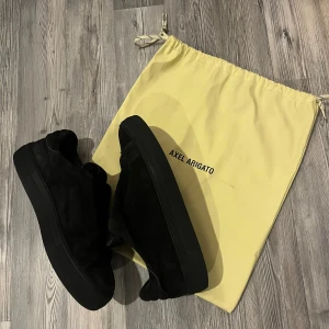 Laceless Axel Arigatos - Ett riktigt fet par av helsvarta Arigatos som går med varje outfit du har i tanke 🔥. Perfekt för hösten då de är lite varmare skor. Finns tecken på användning vid sömmen på tungan men inget man inte kan fixa. Kamma upp mochan så är de som nya!. Storleken är 43 men passar även 43,5. Dustbag ingår givetvis ✅ men dock inte box då jag har tappat bort den. Priset är inte hugget i sten 📌. Hör av er vid funderingar 🔥