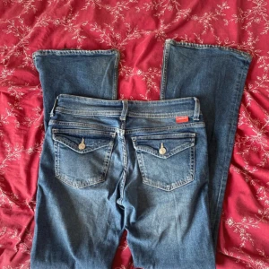 Lågmidjade bootcut jeans med fickor - Köpte på Vinted men aldrig använda då de är för korta för mig:/ ifrån vad jag ser så tycker jag att skicket är väldigt bra! Det kans finnas några enstaka trådar som sticker ut. Dem är vintage från hm i storlek 36