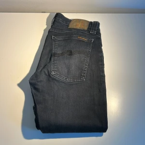 Nudie Jeans - Säljer ett par svarta jeans från Nudie Jeans. Dem har en lite touch utav blå i färgen som jag tycker är riktig snyggt. Nästan aldrig använda och är i superbra skick. Först till kvarn😁