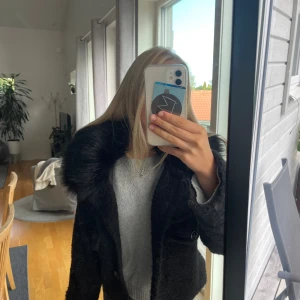  Chelsea jacka/kappa - Säljer denna sjuuuukt snygga kappa/jacka med fluff från chelsea väldigt lik en meotine jacka💝Aldrig använd, har lappen kvar därav priset. Köpt för 1000