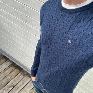 Marinblå kabelstickad tröja Morris - Snygg marinblå kabelstickad tröja från Morris i 100% merinoull | Storlek M | Grymt skick 