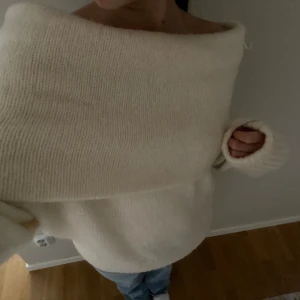  stickad tröja i ljus beige - Säljer en jättefin stickad tröja i ljus beige!! Har bara använt den två gånger. Tröjan kan användas som klänning också, passar perfekt för vintern☺️☺️