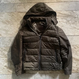 Massimo Dutti jacka  - Snygg mörkgrön Massimo Dutti jacka i st M! Passar perfekt nu till hösten/vintern! Fint skick! Hör av dig vid ytterligare frågor! Mvh Henry 