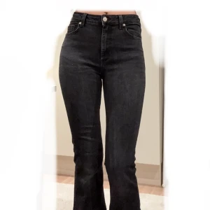 Svarta bootcut jeans  - Snygga svarta jeans med bootcut-modell och hög midja från Zara. Snygg och tight passform. Har sprättat upp de- de går ända ner till hälen på mig som är 175 cm lång. Sparsamt använda! 