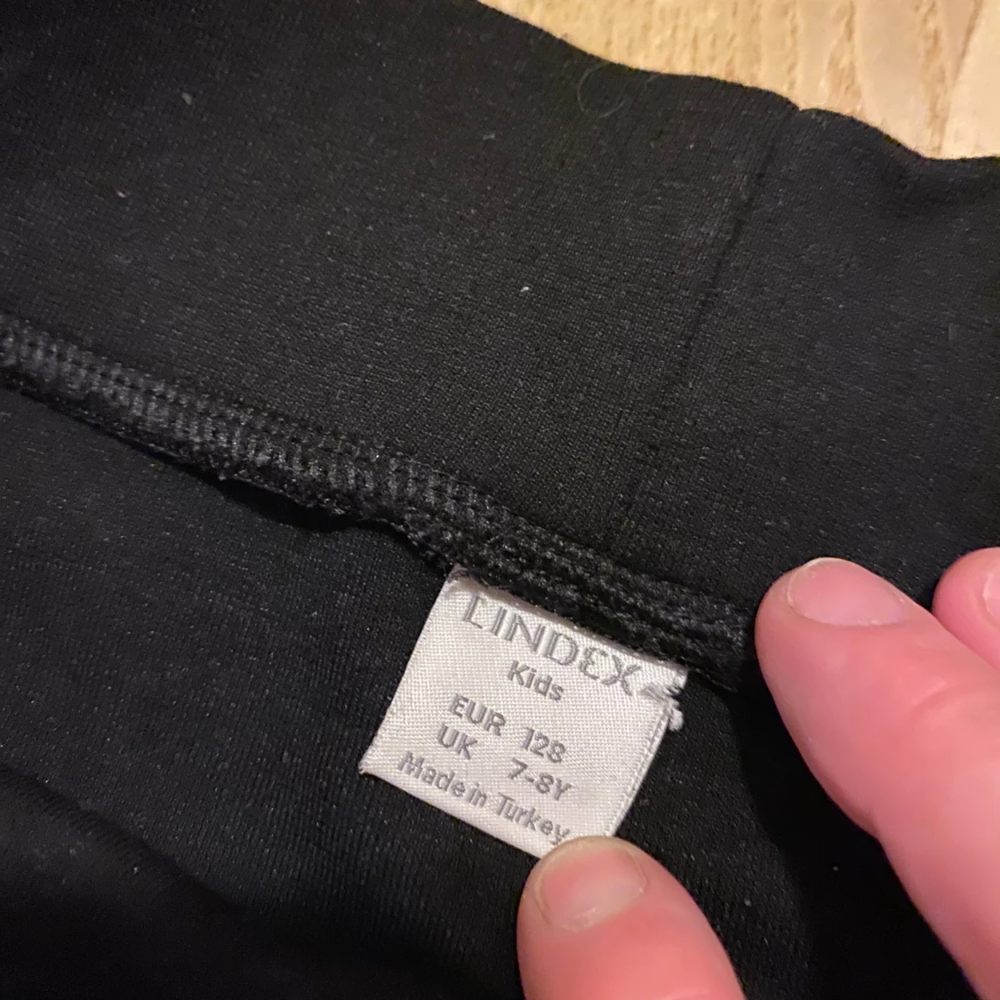 Svart kortkjol med knappar från Lindex - 3