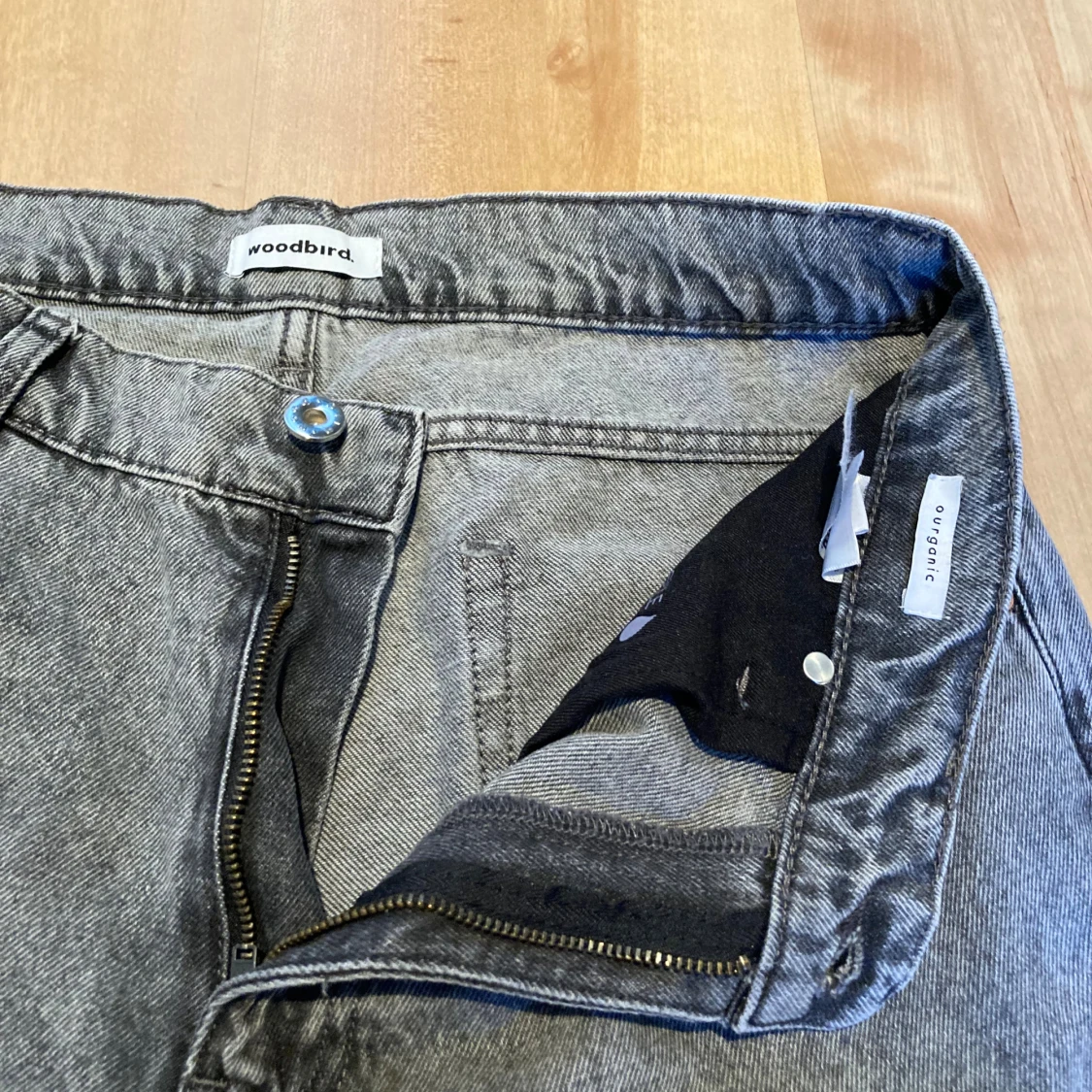 Grå jeans från Woodbird i rak modell - 3