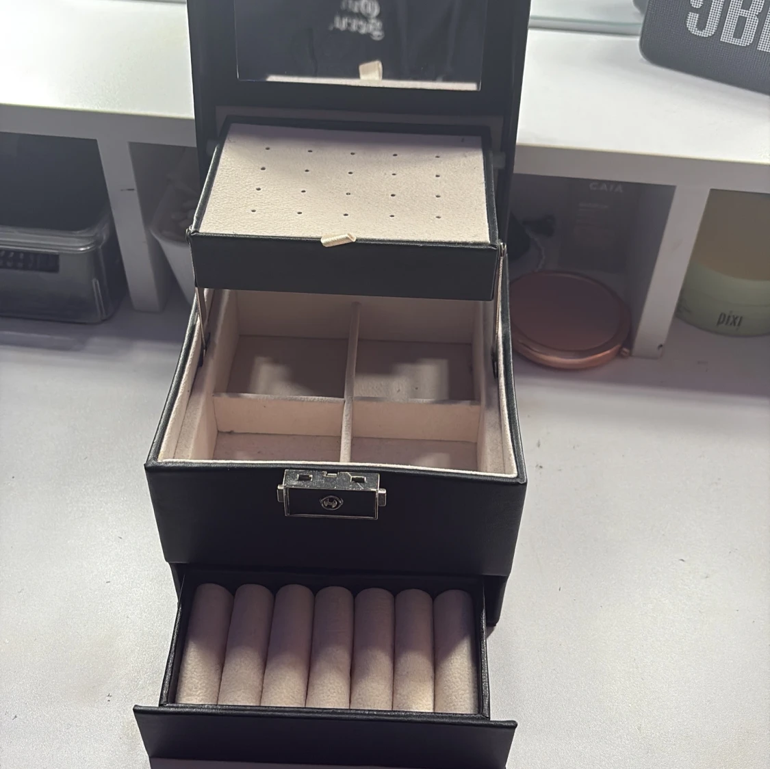 Svart smyckesväska med spegel och lås - 1