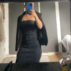 Långklänning off shoulder - Säljer denna klänning från hm, använd en gång 