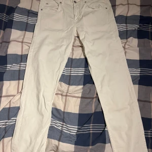 Vita jeans j.Lindberg  - Vita j.Lindberg jeans lite smutsigt där bak men endast andvända en gång 
