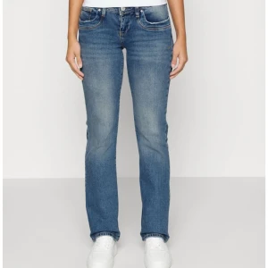 Blå jeans från LTB med raka ben - Snygga lågmidjade jeans från LTB. Jeansen har en lätt tvättad look och normal passform. I modellen Valarie. Skriv privat för fler bilder💕💕