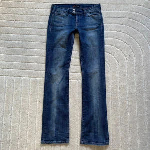 Crocker jeans  - Crocker jeans i mycket fint skick i storlek 29 men lite för små för mig som brukar ha 27/S i byxor midja: 38cm (rakt över) innerbenslängd: 85cm 