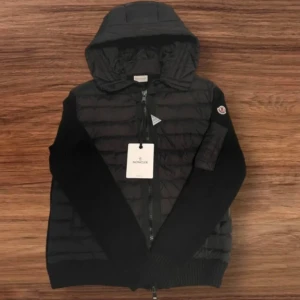Moncler Cardigan Storlek L (Passar Bättre Som Medium) - Jag säljer en helt ny Moncler-cardigan i storlek L. Den passar bättre för någon som vanligtvis bär storlek Medium då den är lite mindre i passformen. Jackan är bara använd fåtal gånger.