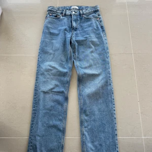 Blå raka jeans från Perfect Jeans - Klassiska blå jeans från Perfect Jeans i rak modell. Jeansen har 4 fickor, normalhög midja och stängs med knapp och dragkedja. Tillverkade i slitstarkt denimtyg som ger en tidlös look. Perfekta för dig som gillar enkel och clean stil.