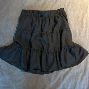 Svart volangkjol  - Supersöt svart kortkjol, köpt på New Yorker. Storlek M. Oanvänd