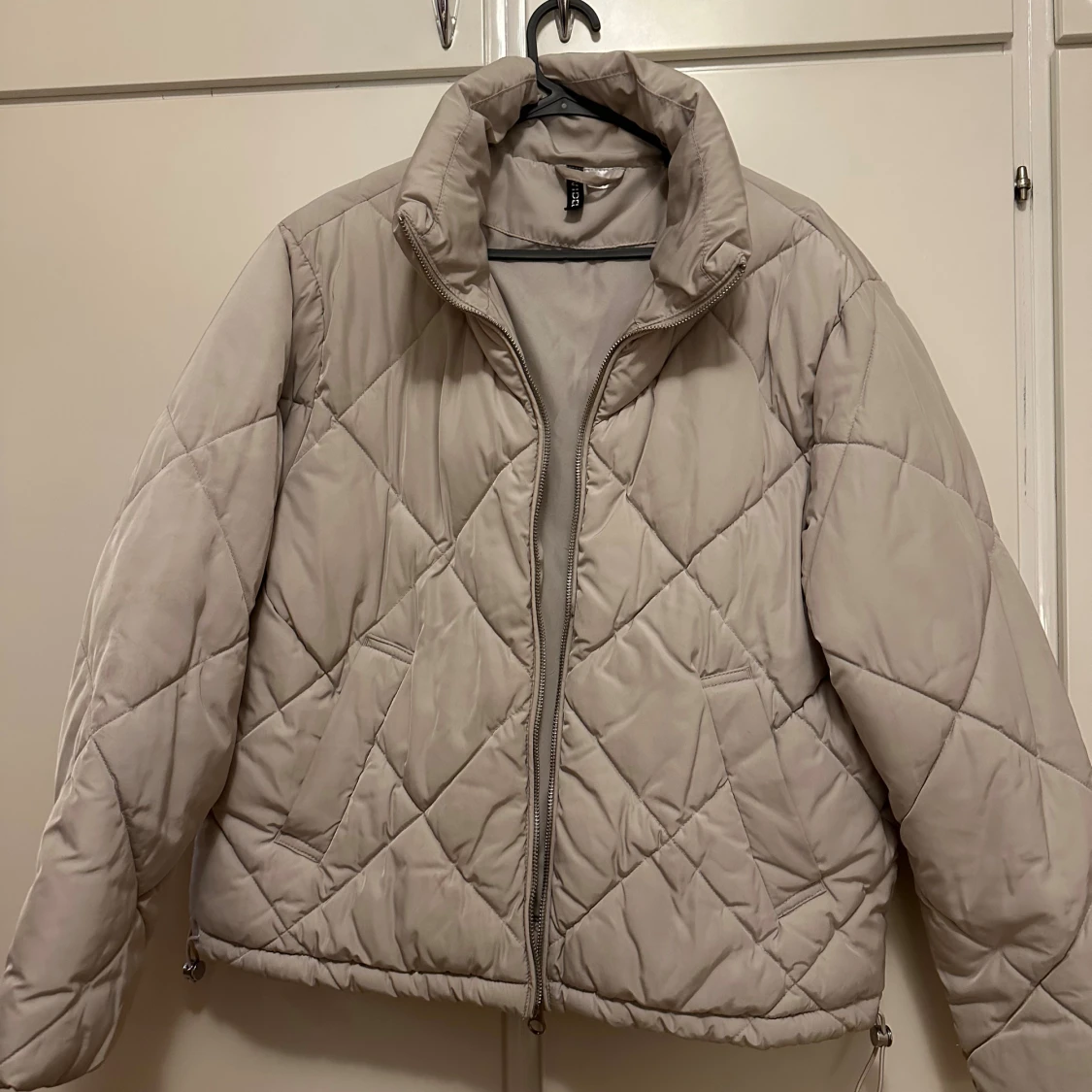 Beige quiltad pufferjacka från H&M
