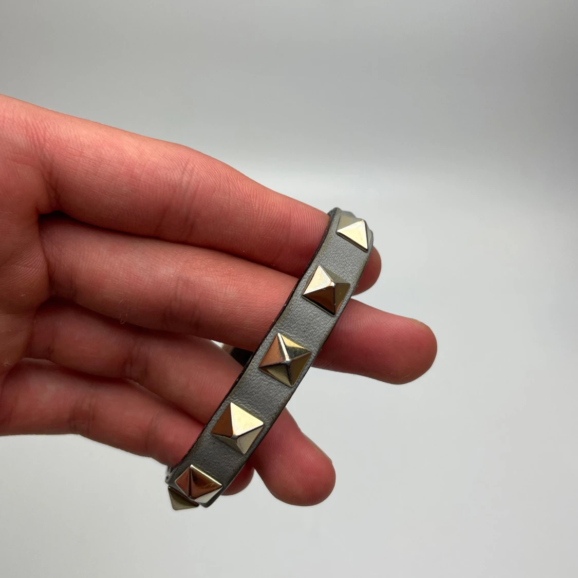 Grått armband med nitar - 2