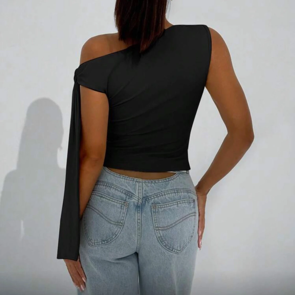 Svart one shoulder topp med knyt - 2