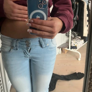Low waist bootcut jeans - Säljer ett par ljus blå bootcut jeans med vita slitningar size 25, dom är lite för korta för mig som är runt 165 cm💕