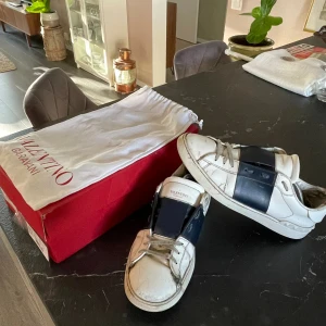 Valentino open! - Ett par stilrena Valentino opens! Nypris 6000kr || mitt pris 999kr || storlek 43 || box, dust bag och extra snören ingår || äkta || priset är inte hugget i sten || hör av dig vid funderingar😇