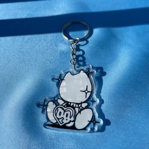 DRAINBABY - keychain - 1st Acrylic Keychain med DRAINBABY motiv. Alla DRAIN GANG beställningar kommer med foto + DRAINBABY sticker. Alla beställningar kommer med freebies!