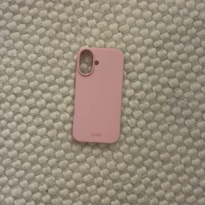 Holdit Rosa Mobilskal - Snyggt rosa mobilskal från Holdit i mjukt silikonmaterial. Skalet är i mycket fint skick och aldrig använd den är till modell iPhone 16 men lite mindre storlek vet inte riktigt vilken iPhone 16 modell den e men storleken som 16 e bar att kameran e annorlunda 