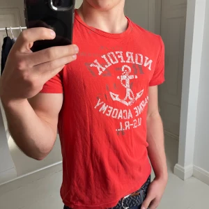 Ralph Lauren polo t shirt  - Ralph Lauren polo t shirt, inga större defekter förutom ett litet håll vid taggen därav priset. Modellen är 180,75 kg och bär S! 