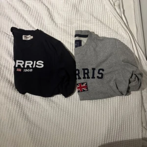 Morris sweatshirts med tryck - Två snygga sweatshirts från Morris, en i mörkblått och en i grått. Båda har tryckt Morris-logga och brittisk flagga framtill. Säljer två olika Morris tröjor den svarta är i storlek XS den gråa är i storlek S dem är i skick 8/10 dem säljer som paket för 429kr men om önskas kan man köpa separat. Bra skick men använda inga synliga märken!