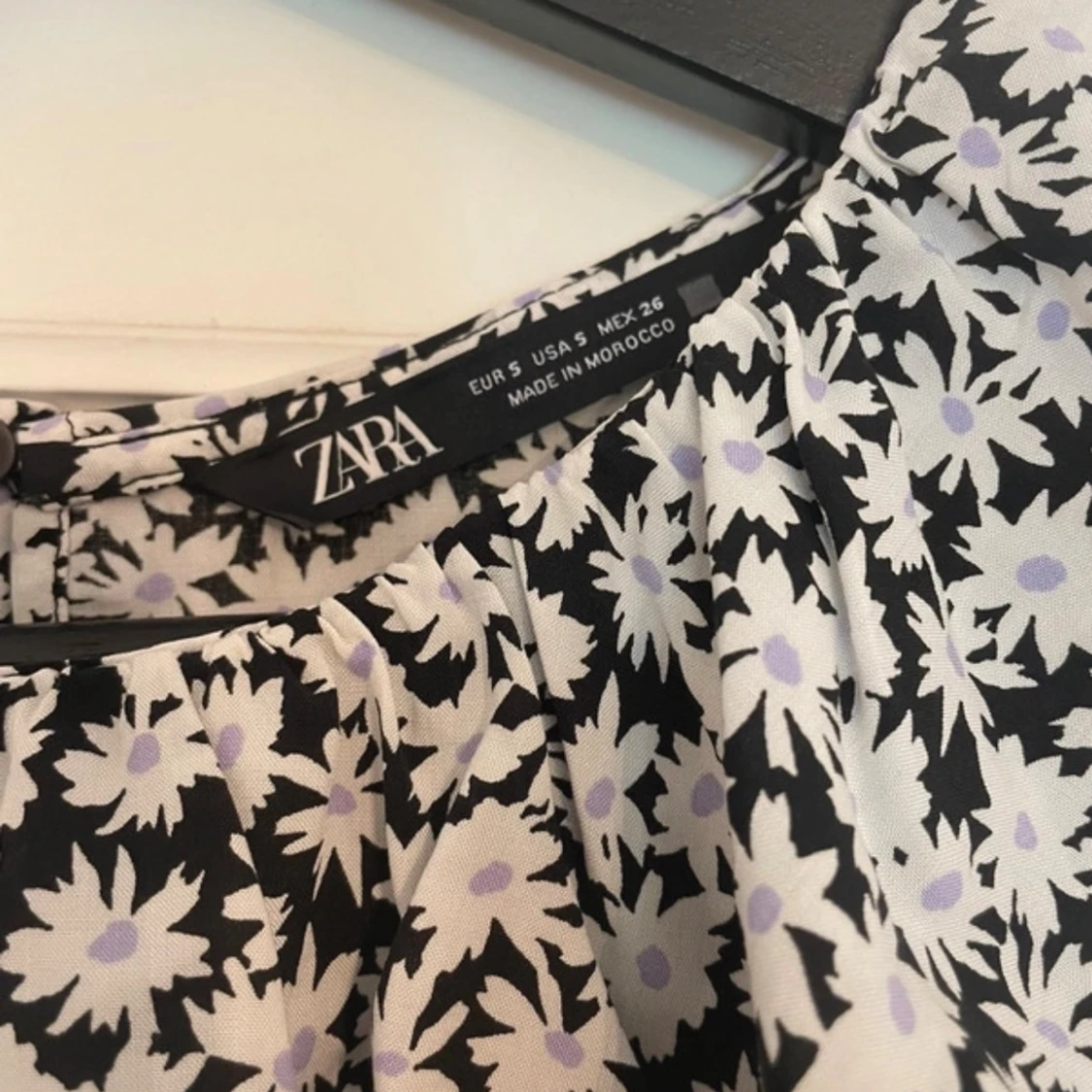 Svart/vit/lila klänning från Zara - 1