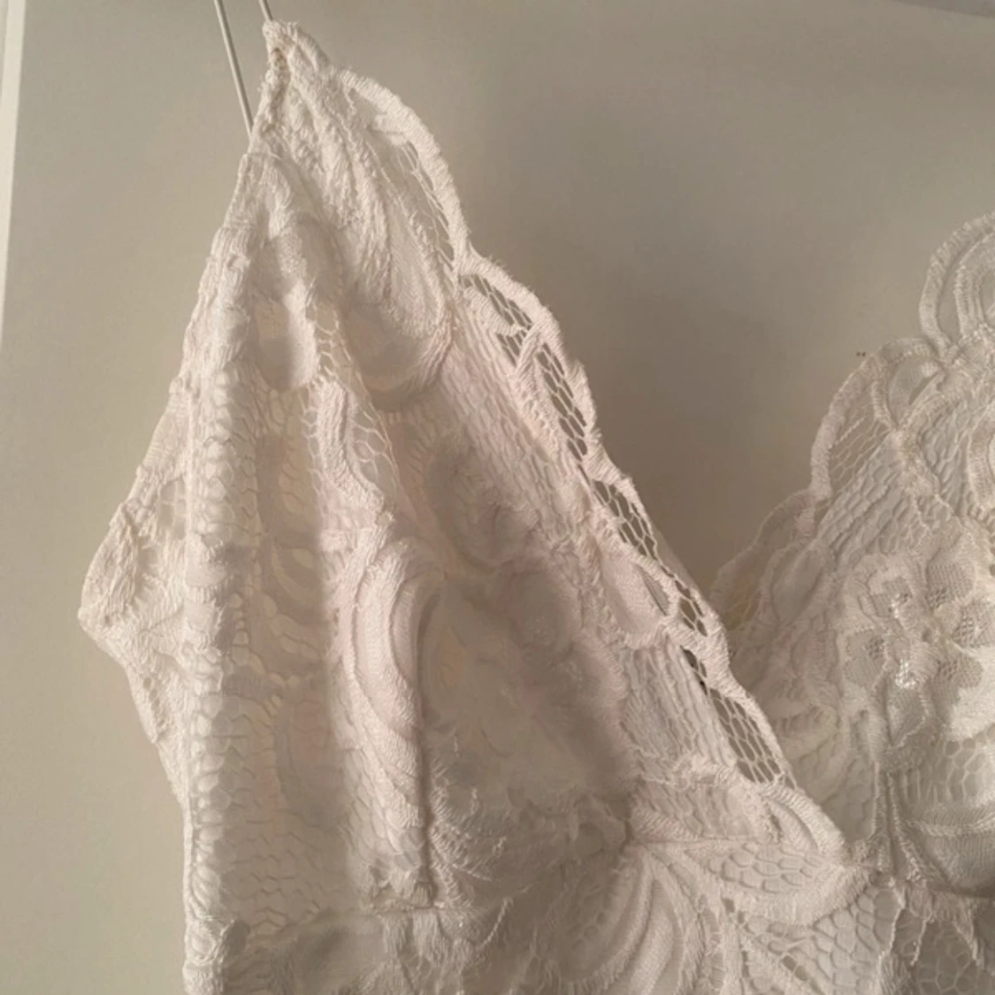 Vit spetsklänning från NLY One - 3