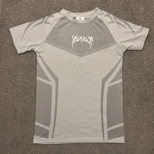 Youngla La -  Nyskick aldrig använd. Storlek S. Hör av vid funderingar!