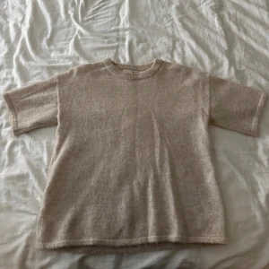 Beige stickad tröja Selected Femme - Supermjuk och stilren beige stickad tröja från Selected Femme. Tröjan har korta ärmar, rund halsringning och en avslappnad passform. Perfekt att styla med jeans eller kjol för en chill look. Nypris 599, lite använd men inte mycket 