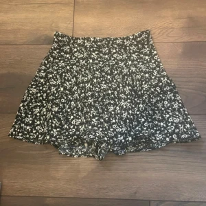 Zara kjol med inbyggda short - Zara kjol med inbyggda shorts, storlek S. Mycket fint skick.