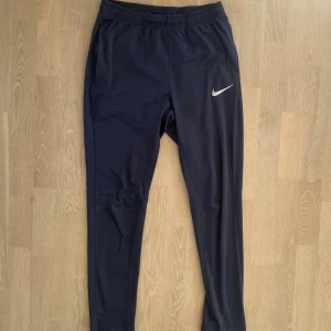 Nike träningsbyxor - Säljer nu mina nike träningsbyxor då jag inte har användning för de! | Mörkblå färg och sitter dunder. | Bedöm skick utifrån bilder. | Släng iväg en signal vid funderingar så svarar jag snabbt. |